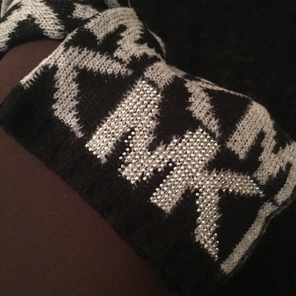 MICHAEL KORS MONOGRAM KNIT BLANKET WRAP SCARF - Picture 8 of 8